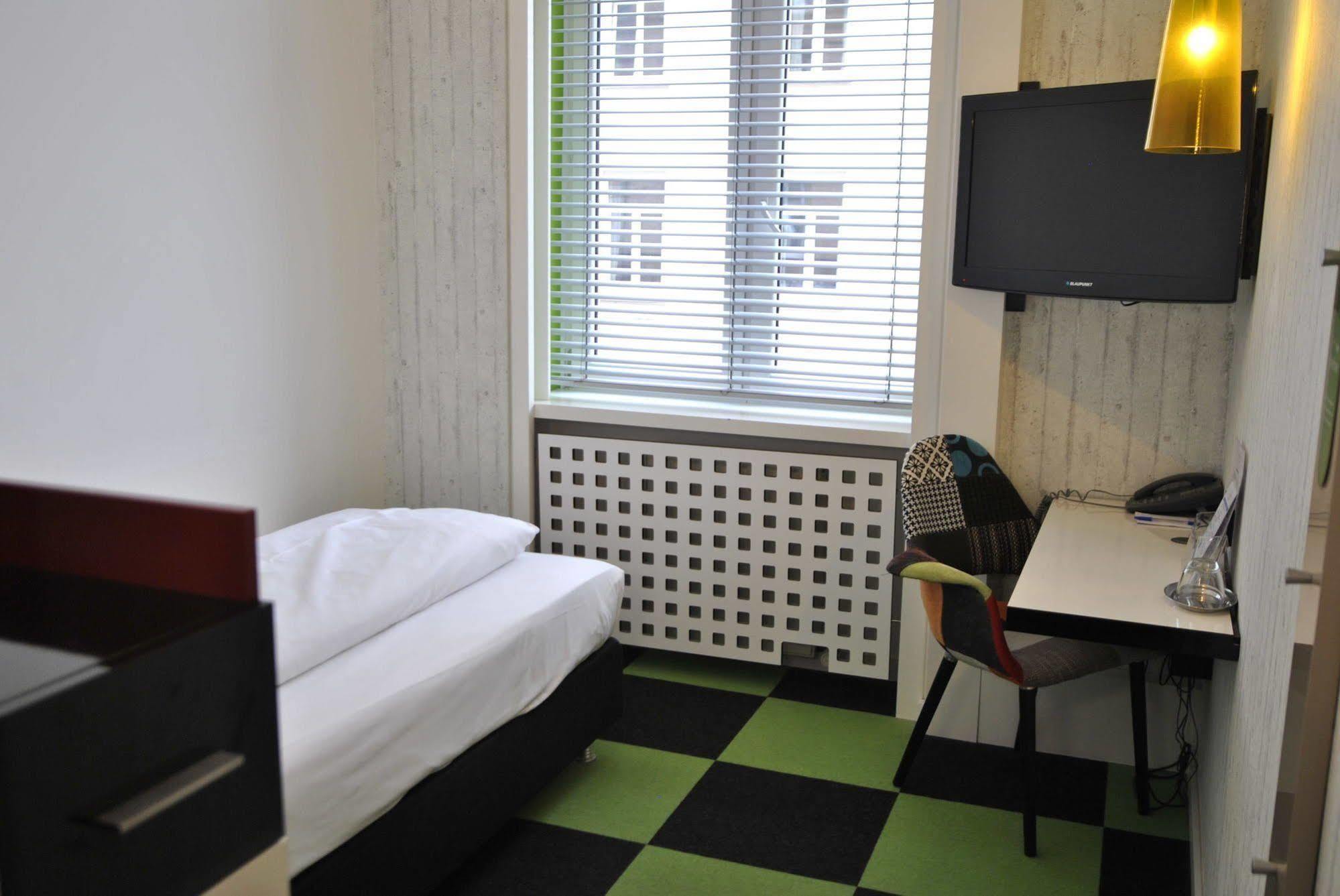 Hotel Cristall - Frankfurt City Frankfurt am Main Bagian luar foto